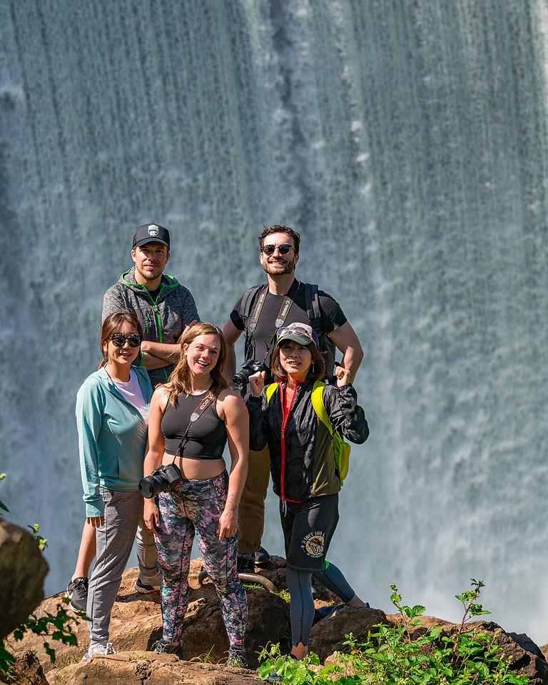 Η ομάδα των ταξιδιωτών σε road trip στην Χρυσή Χώρα της Καλιφόρνιας.