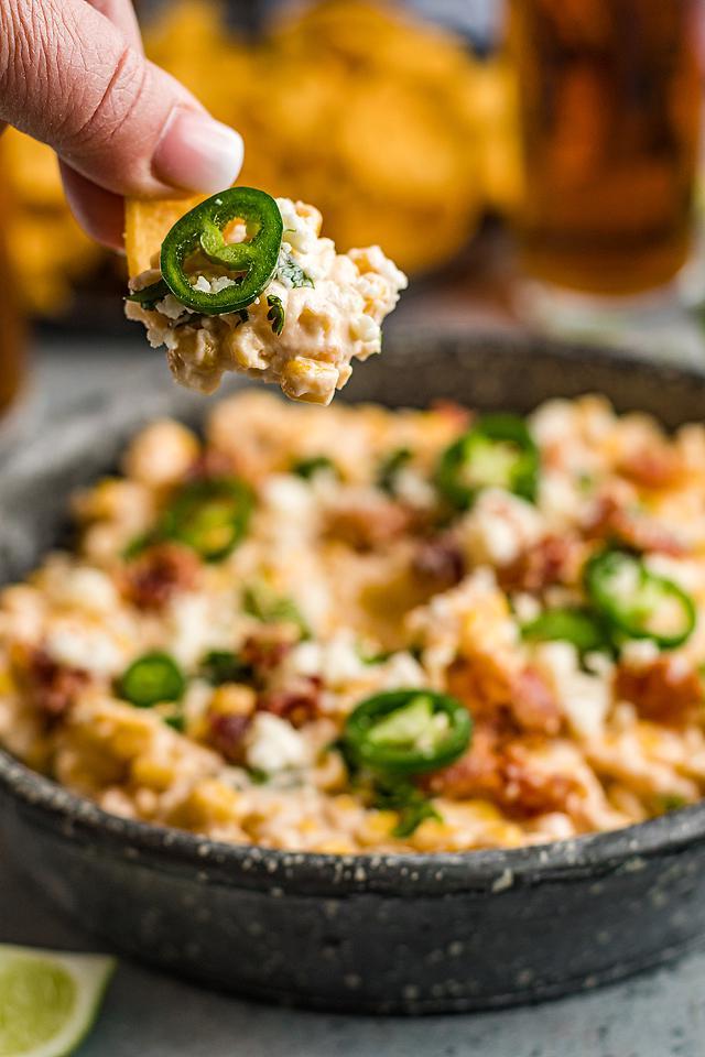 Food blogger, Bella Bucchiotti της xoxoBella, μοιράζεται μια πικάντικη συνταγή για βουτιά καλαμποκιού και τυριού με jalapeño. Θα λατρέψετε αυτή την τυρένια μεξικάνικη ορεκτική.