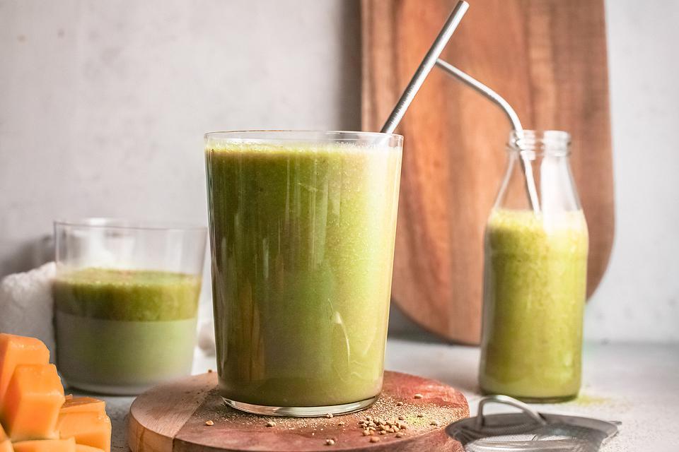 Smoothie με μάνγκο, μπανάνα και μάτσα σε ποτήρι.