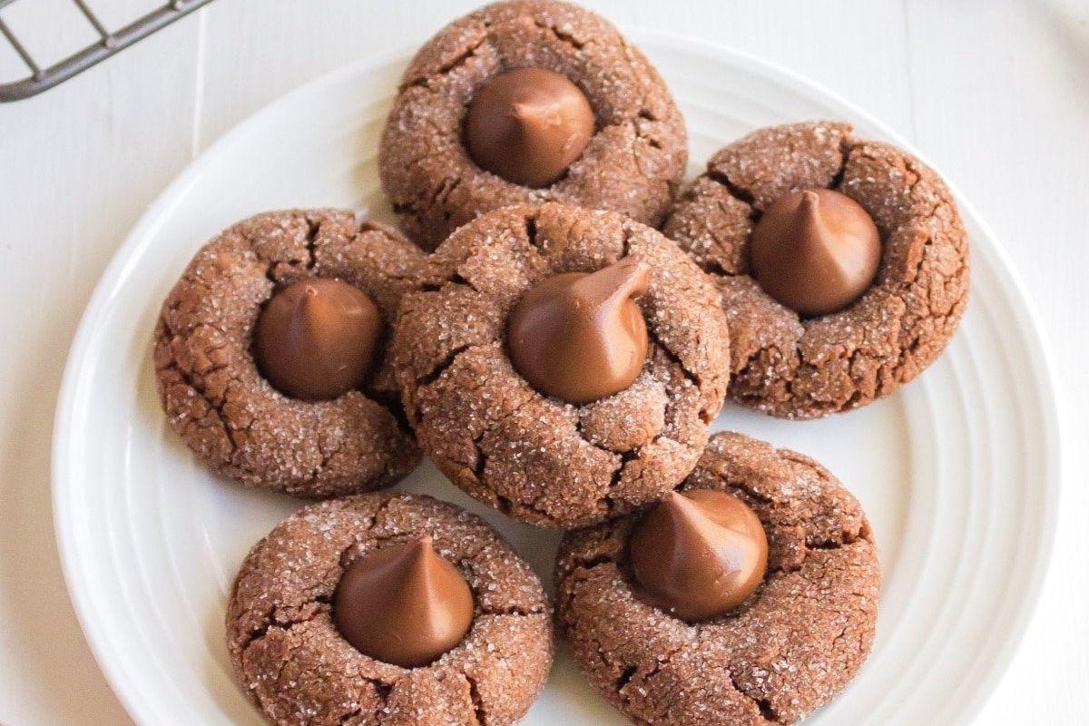 Μπισκότα σοκολάτας με φιστικοβούτυρο και Hershey Kiss σε ένα πιάτο.