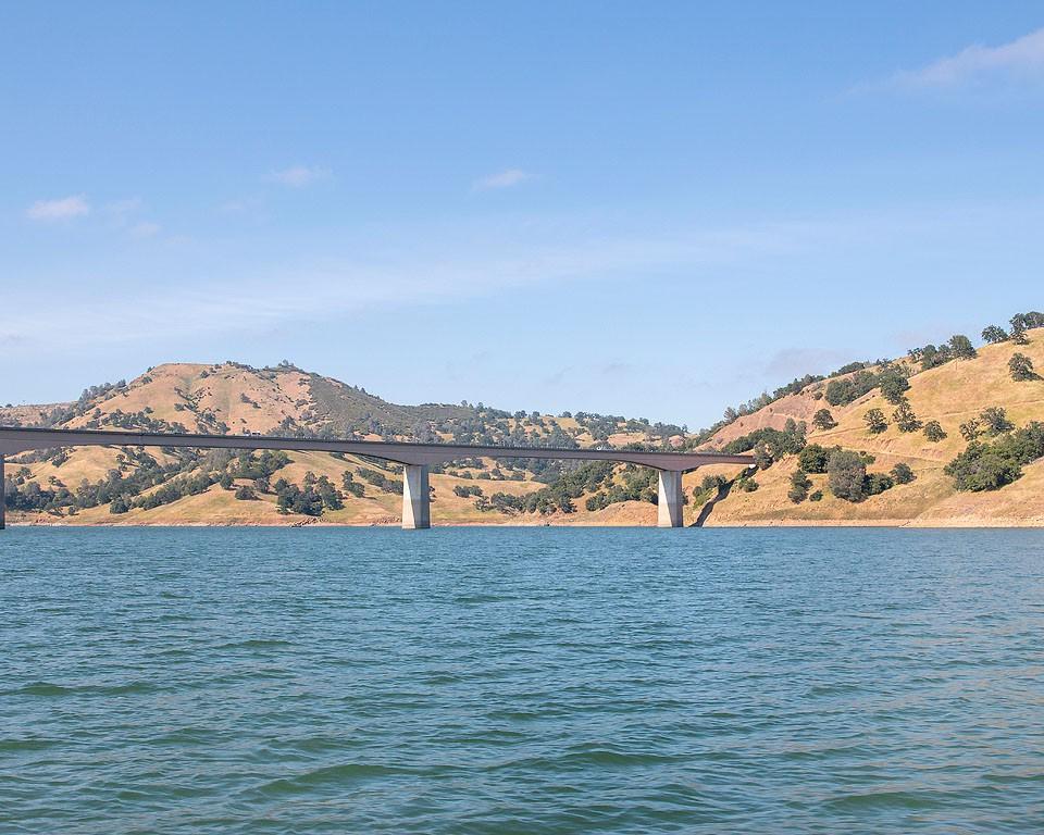Βαρκάδα στη λίμνη New Melones, με φόντο τα βουνά.