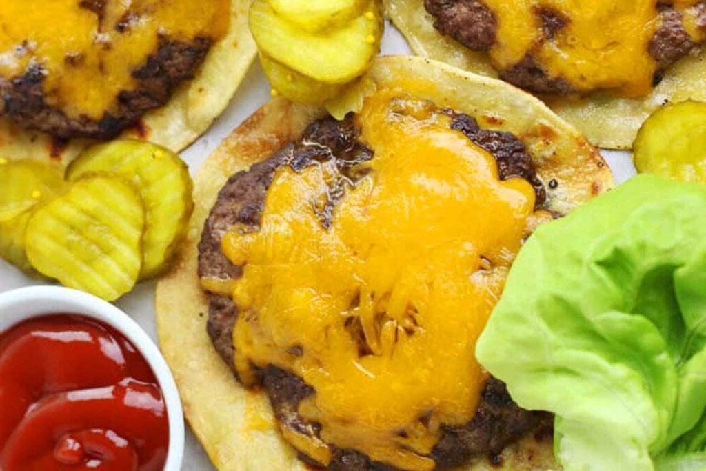 Ένα smash cheeseburger πάνω σε τορτίγια