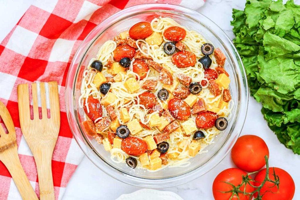 Ένα μπολ με σπαγγέτι noodles με τυρί, πεπερόνι και ελιές