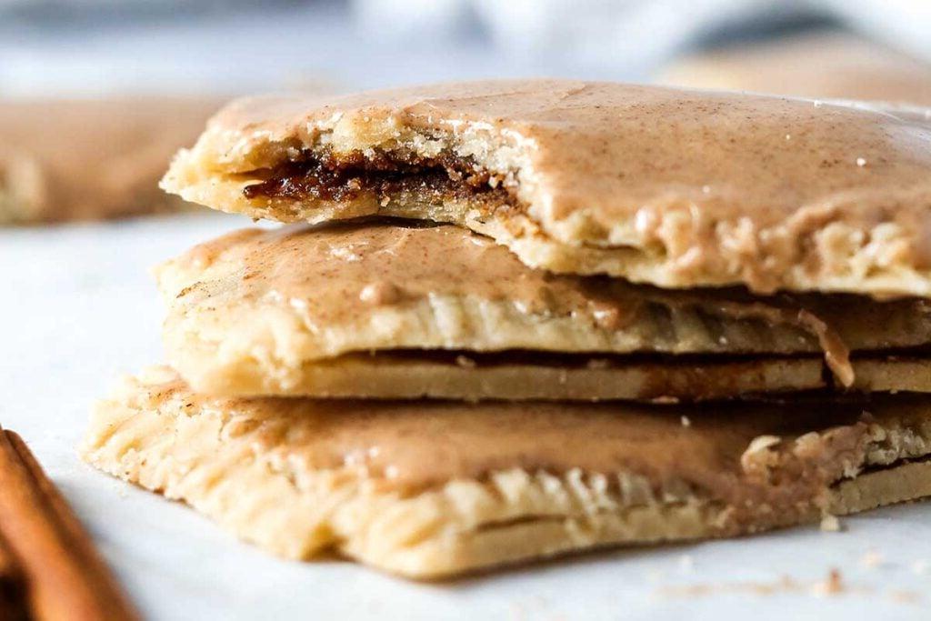 Μια στοίβα από σπιτικά pop tarts κανέλας