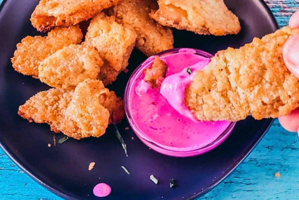 Vegan ροζ σάλτσα ranch με vegan κοτόπουλο nuggets