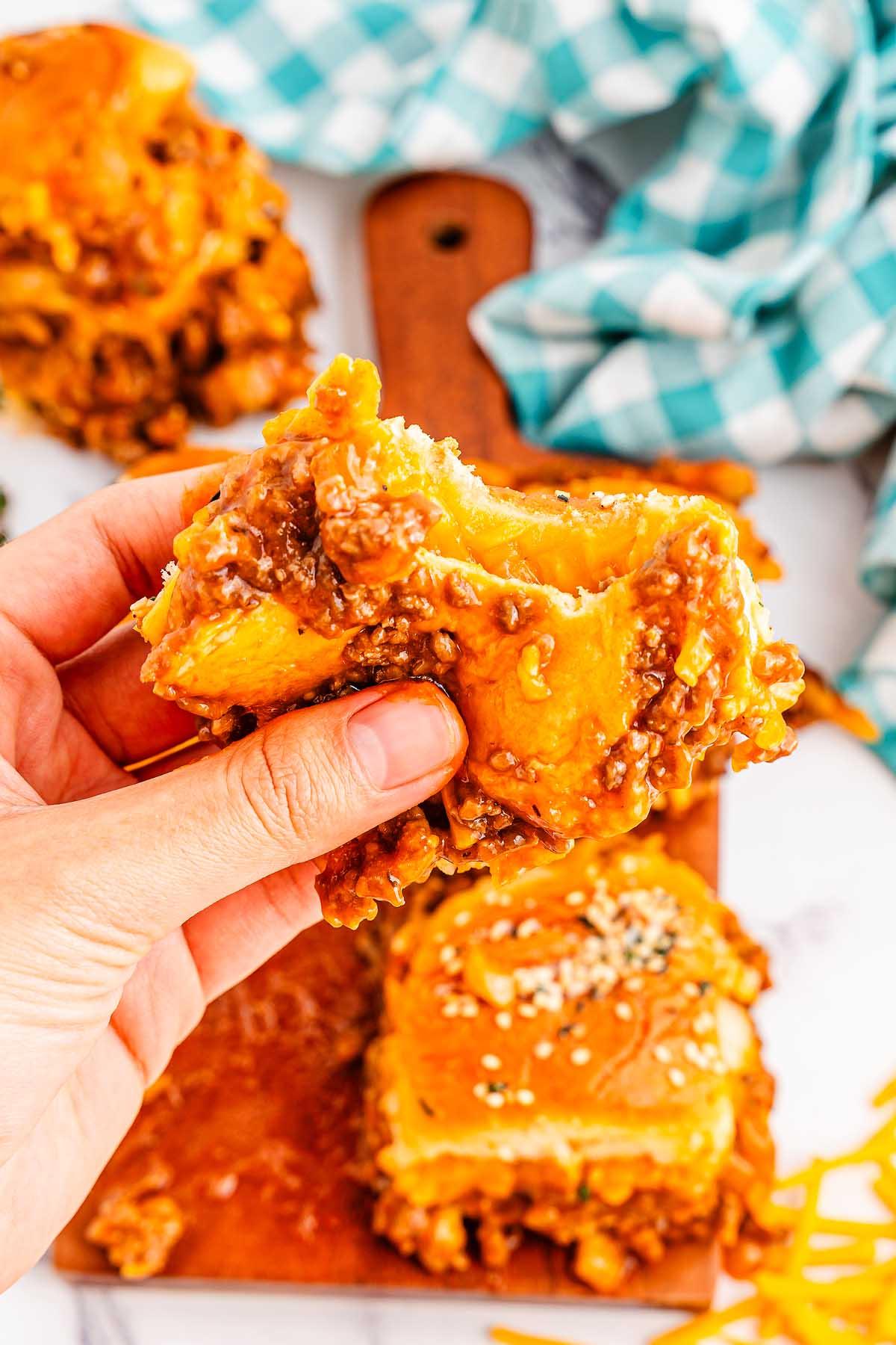 Χέρι που κρατά ένα slider Sloppy Joe.