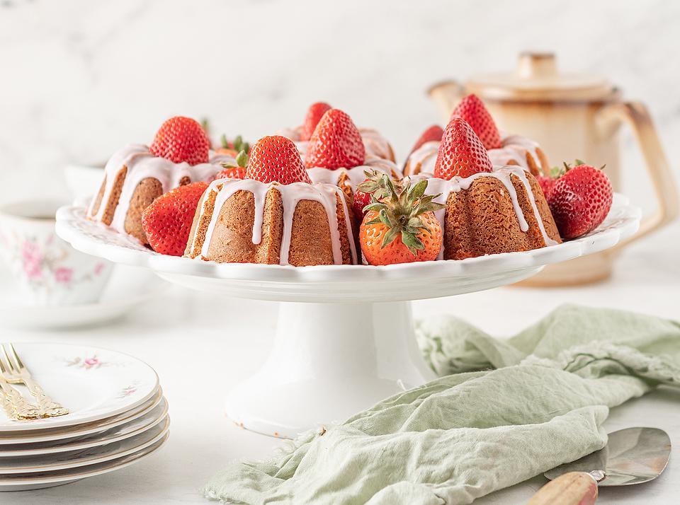 Μίνι κέικ bundt σε δίσκο σερβιρίσματος.