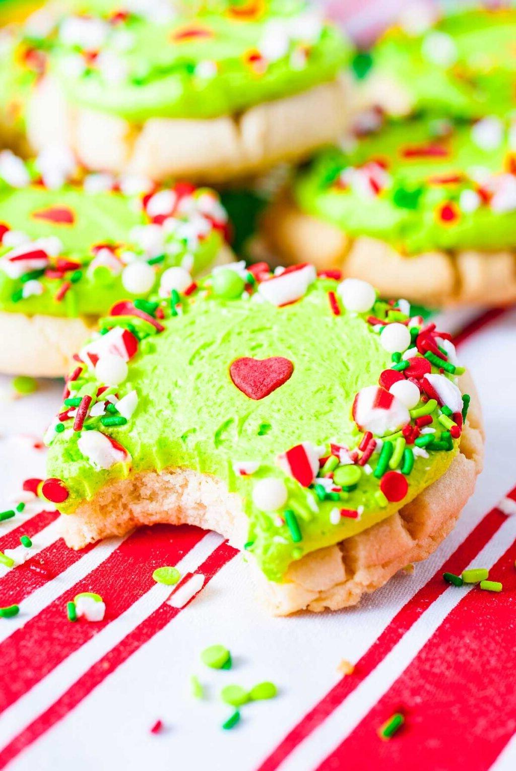 Χριστουγεννιάτικα μπισκότα ζάχαρης Crumbl Grinch για γιορτινά πάρτι.