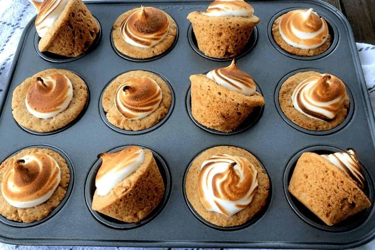 Meringue cupcakes φτιαγμένα σε φόρμα για muffins χρησιμοποιώντας συνταγές Hershey Kiss.
