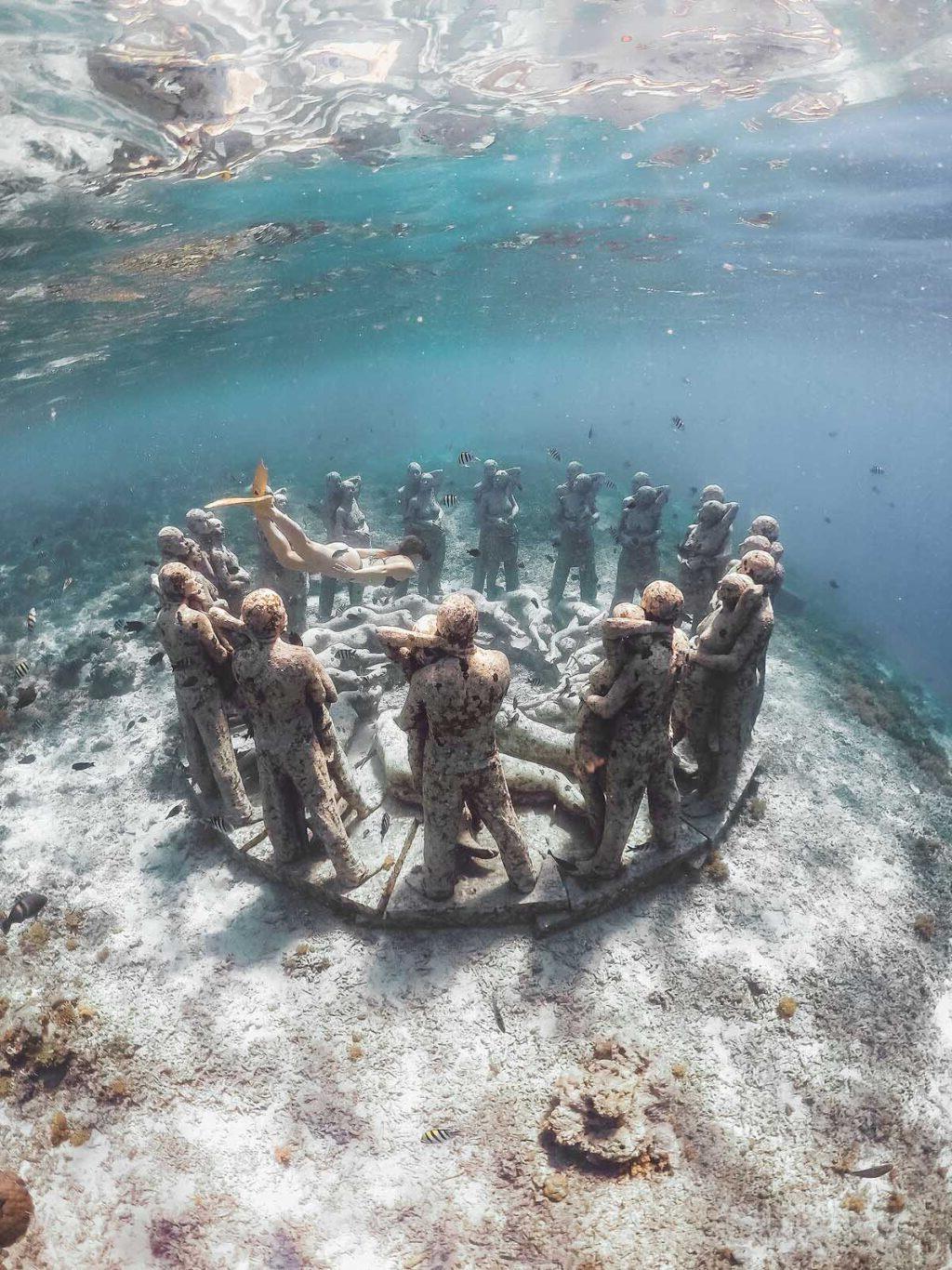 Diving in Bail to see statues under water.