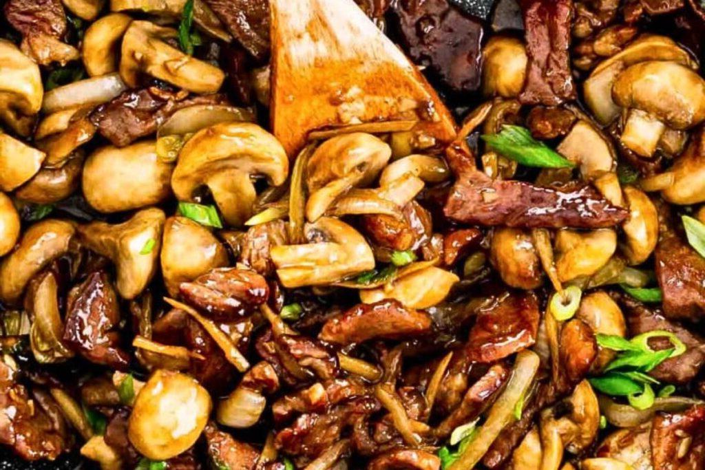 Μοσχάρι και μανιτάρια stir fry σε τηγάνι.