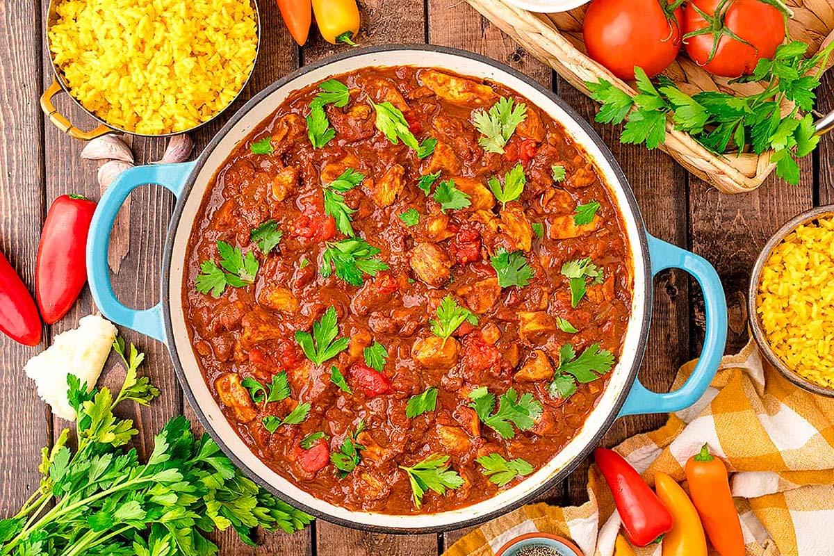 Εύκολο Κοτόπουλο Madras Curry, ένα πιάτο ιδανικό για ζεστασιά και γεύση.