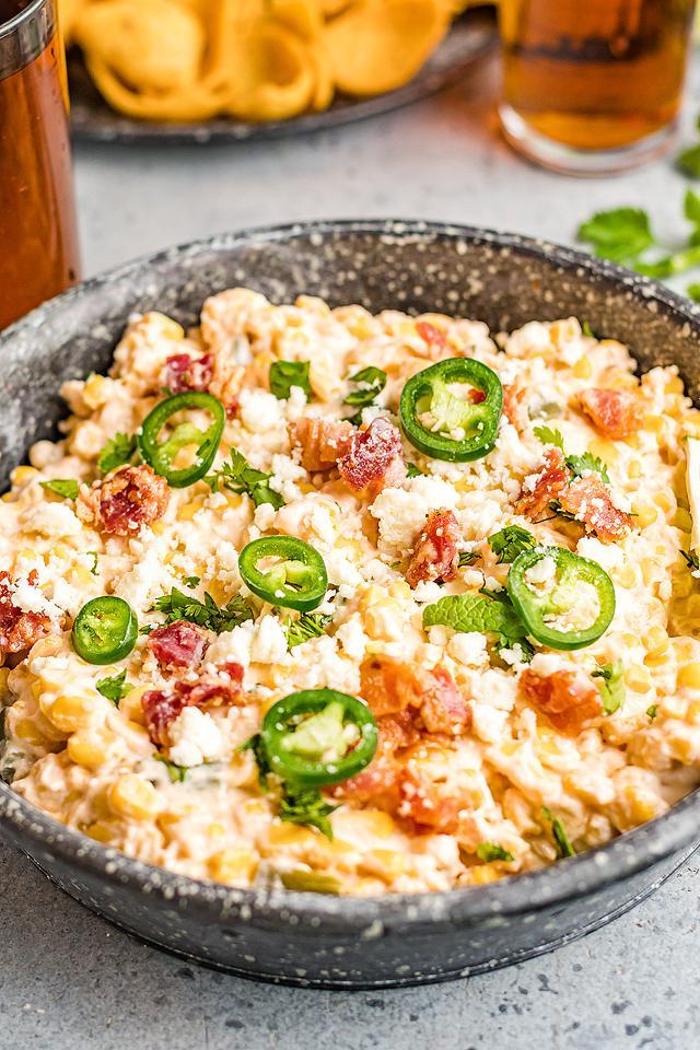 Food blogger, Bella Bucchiotti της xoxoBella, μοιράζεται μια πικάντικη συνταγή για βουτιά καλαμποκιού και τυριού με jalapeño. Θα λατρέψετε αυτή την τυρένια μεξικάνικη ορεκτική.
