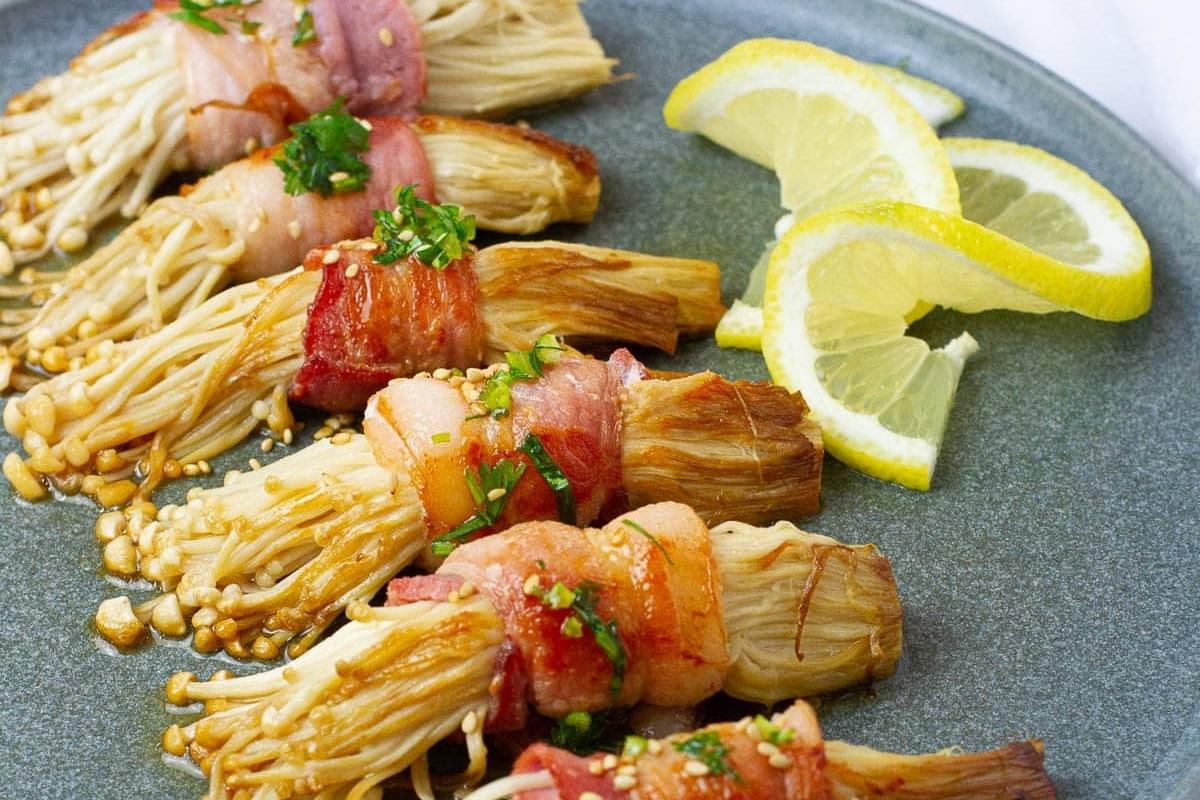 Γιορτινά ιαπωνικά σουβλάκια kimchi με μπέικον και φέτες λεμονιού, ιδανικά για ορεκτικό χριστουγεννιάτικου πάρτι.