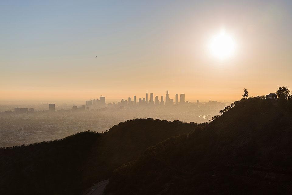 Περπατητές στο Runyon Canyon Park με θέα το Λος Άντζελες.