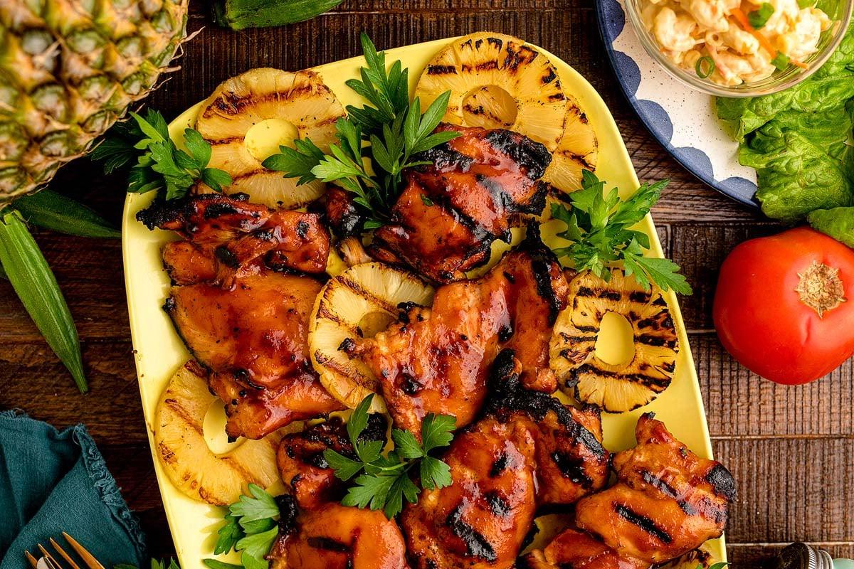 Μια πιατέλα με ψητό κοτόπουλο, ιδανικό για Hawaiian BBQ.