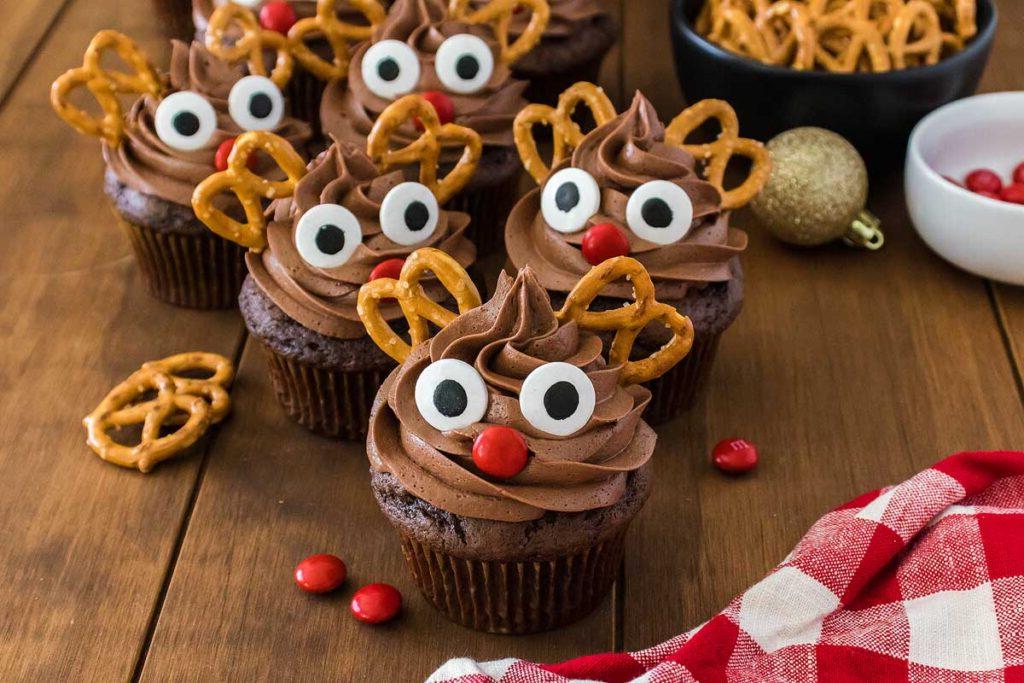 Χριστουγεννιάτικα cupcakes που μοιάζουν με τάρανδους, διακοσμημένα με πρέτσελ.