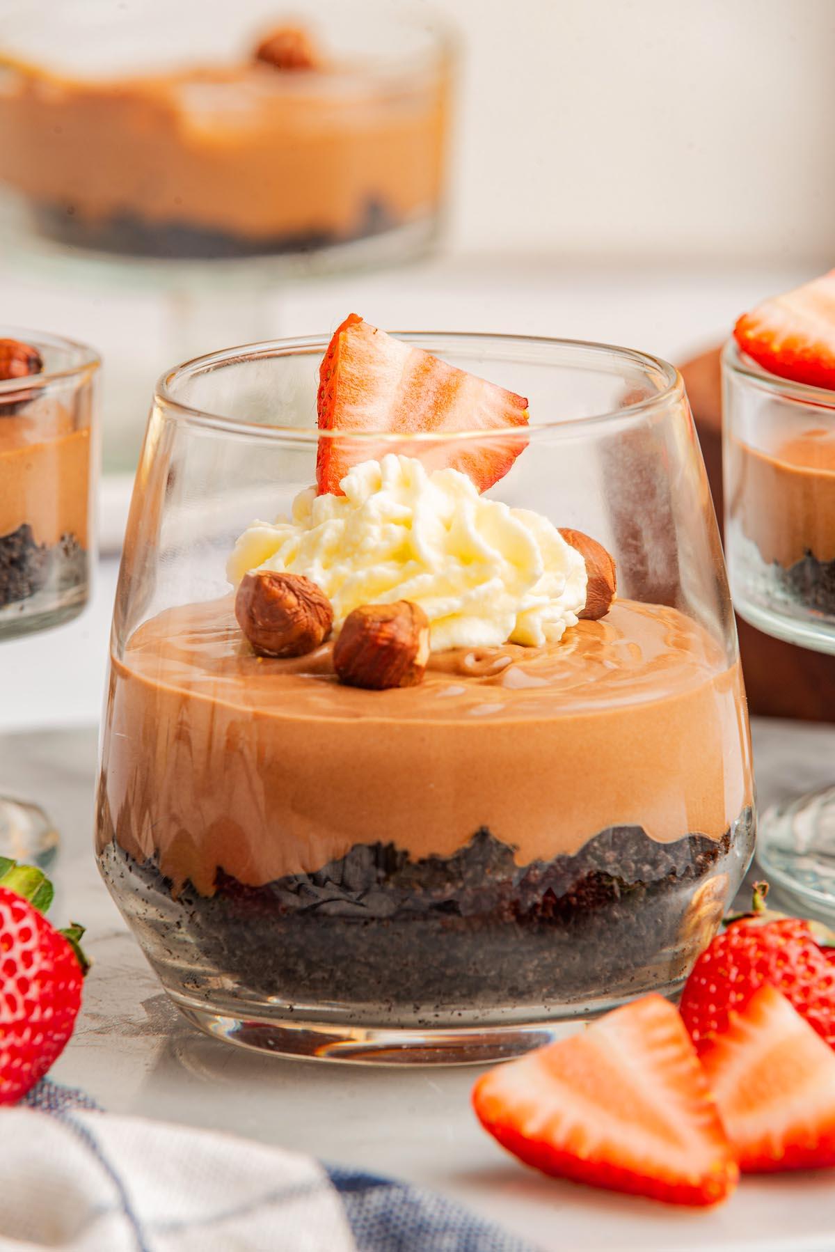Ποτηράκια μους Nutella σερβιρισμένα σε δίσκο