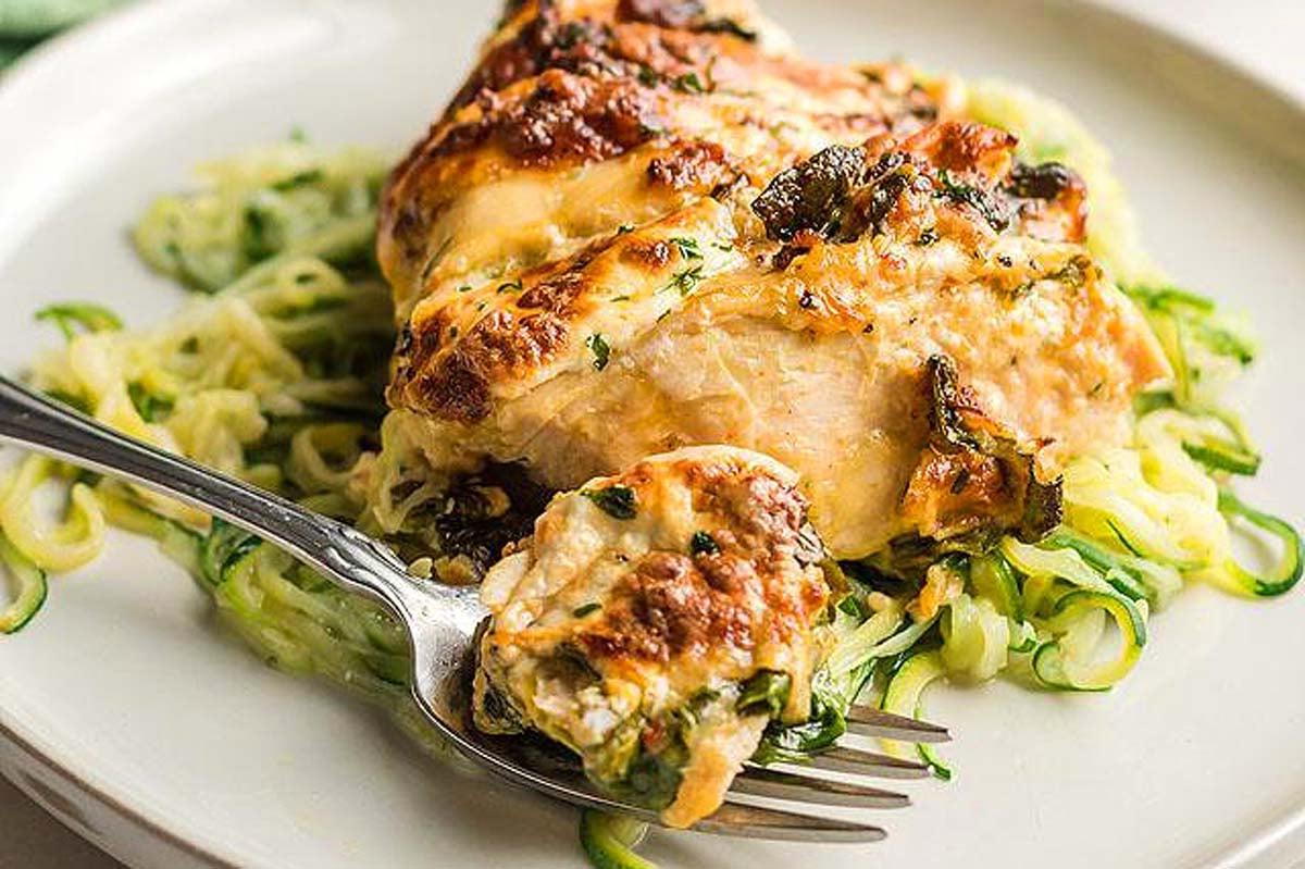 Κοτόπουλο Hasselback με τυρί και μπέικον σε πιάτο.