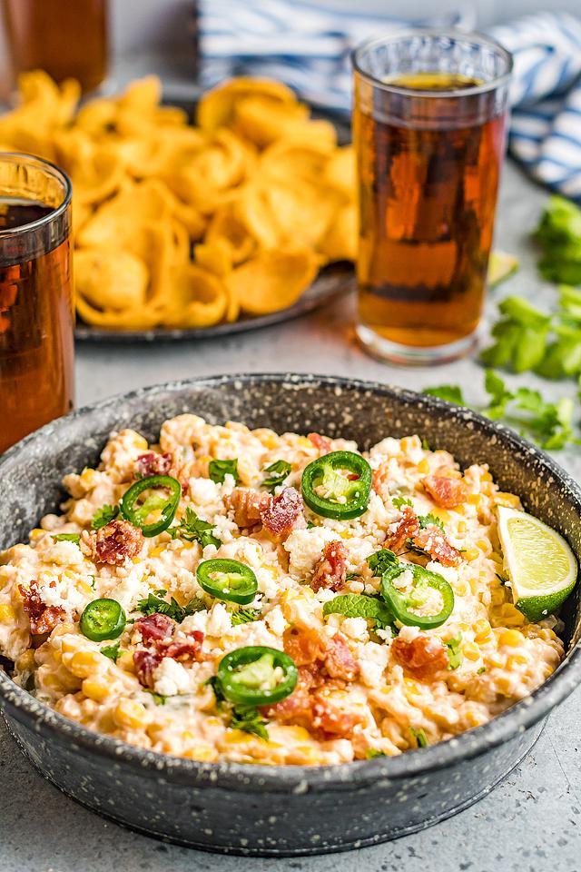 Food blogger, Bella Bucchiotti της xoxoBella, μοιράζεται μια πικάντικη συνταγή για βουτιά καλαμποκιού και τυριού με jalapeño. Θα λατρέψετε αυτή την αργή συνταγή για dip.