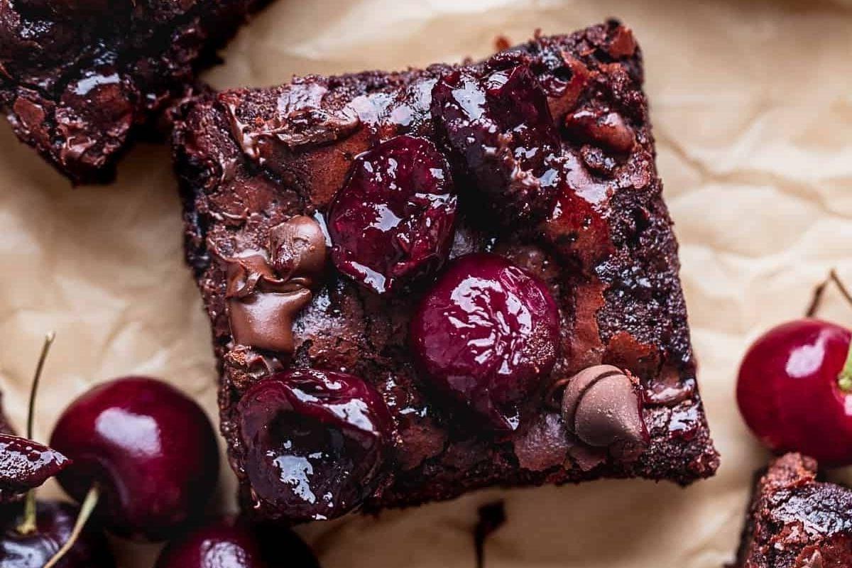 Ένα λαχταριστό σοκολατένιο brownie με ζουμερά κεράσια.