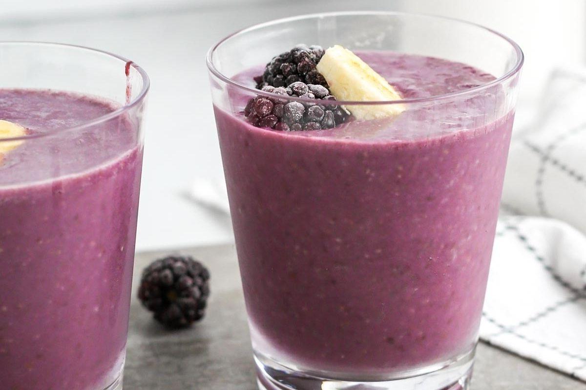 Δύο ποτήρια smoothie με βατόμουρα, μπανάνες, εμπνευσμένα από συνταγές pinwheel.