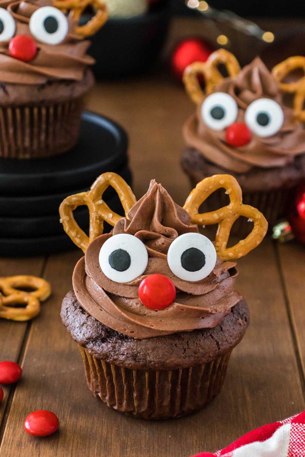 Cupcakes ταράνδου με πρέτσελ στην κορυφή.