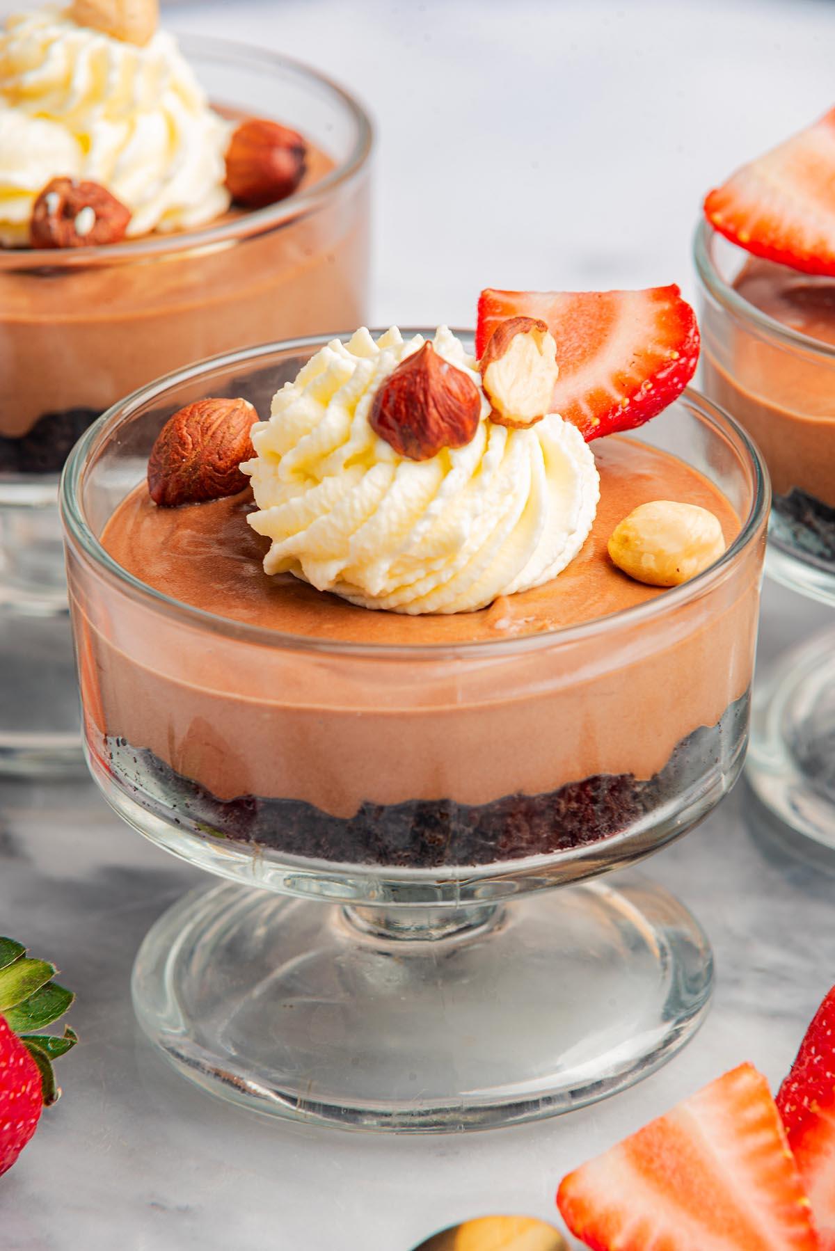 Ποτηράκια μους Nutella με φράουλες και φουντούκια