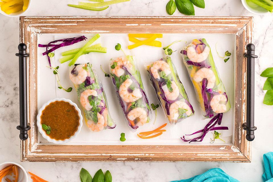 Φωτογραφία τηγανητών spring rolls, σε αντίθεση με τα φρέσκα summer rolls.