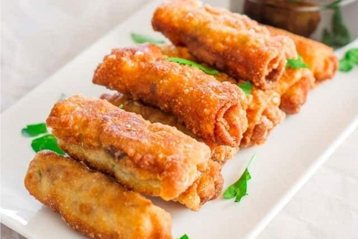 Ένα πιάτο με τραγανά egg rolls μαγειρεμένα στην τελειότητα.