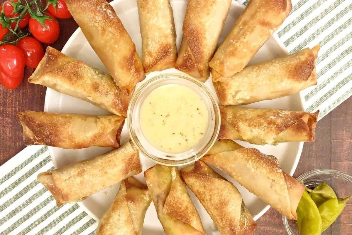 Ένα πιάτο με νόστιμα egg rolls.
