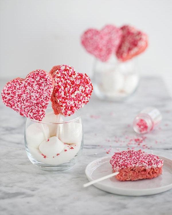 Η food blogger Bella Bucchiotti του xoxoBella μοιράζεται τις καλύτερες συνταγές για γλυκά του Αγίου Βαλεντίνου. Θα λατρέψετε αυτά τα γλυκά κεράσματα!