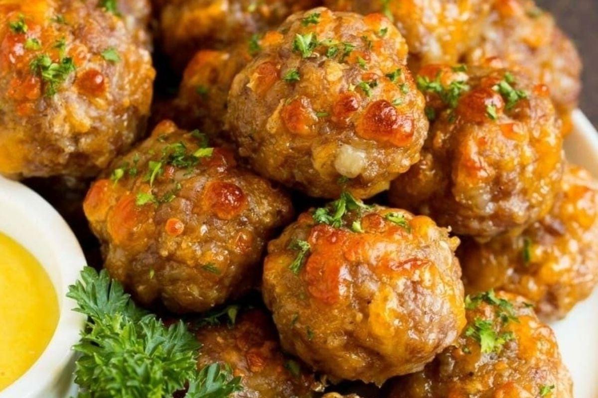 Κεφτεδάκια σε λευκή πιατέλα με σάλτσα ντιπ συνταγών Bisquick.