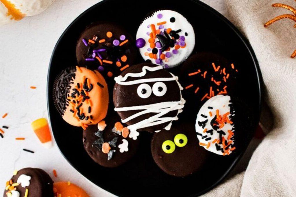 Μπισκότα Oreo βουτηγμένα σε σοκολάτα και διακοσμημένα για το Halloween.
