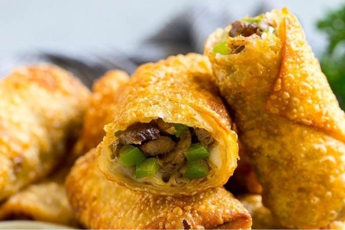 Συνταγή eggroll κινέζικων spring rolls με μανιτάρια και χόρτα σε πιάτο.