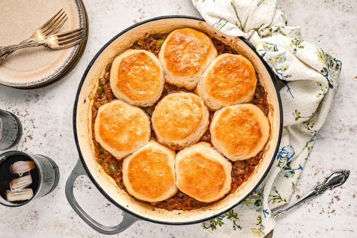 Ένα τηγάνι γεμάτο με μπισκότα Pillsbury και σάλτσα.