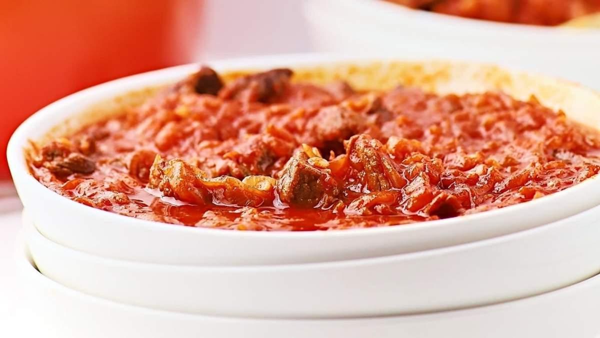 Ένα μπολ με σάλτσα ντομάτας με κρέας μέσα.