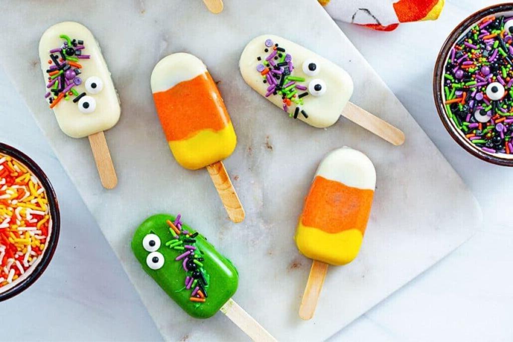 Κέικ σε ξυλάκι, διακοσμημένο για το Halloween.