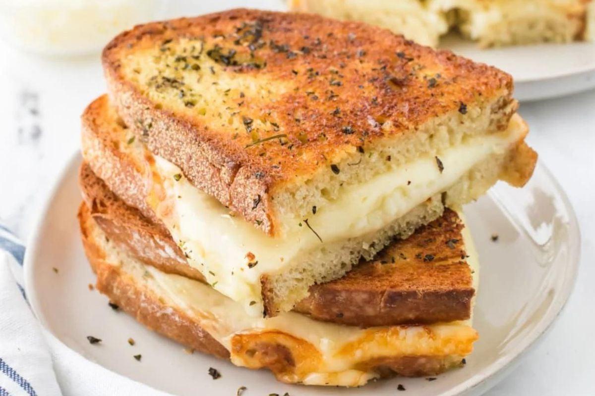 Συνταγές για grilled cheese για ένα σάντουιτς με λιωμένο τυρί που ξεχειλίζει.