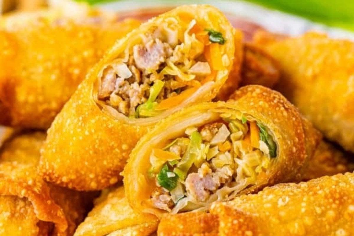 Κινέζικα spring rolls με κρέας και λαχανικά, χρησιμοποιώντας συνταγές eggroll, σερβιρισμένα σε πιάτο.