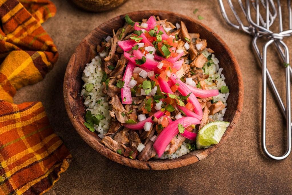 Χοιρινά carnitas σε μπολ.