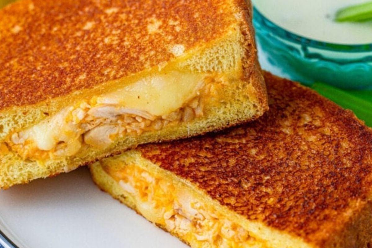 Χρυσαφένιες συνταγές για σάντουιτς grilled cheese με λιωμένο τυρί σε λευκό πιάτο.