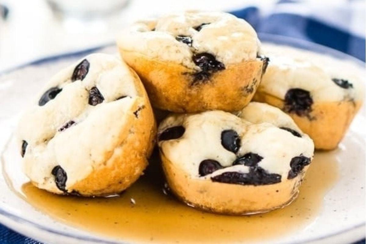 Μια πιατέλα με μάφιν φτιαγμένα με συνταγές Bisquick με μύρτιλα πάνω της.