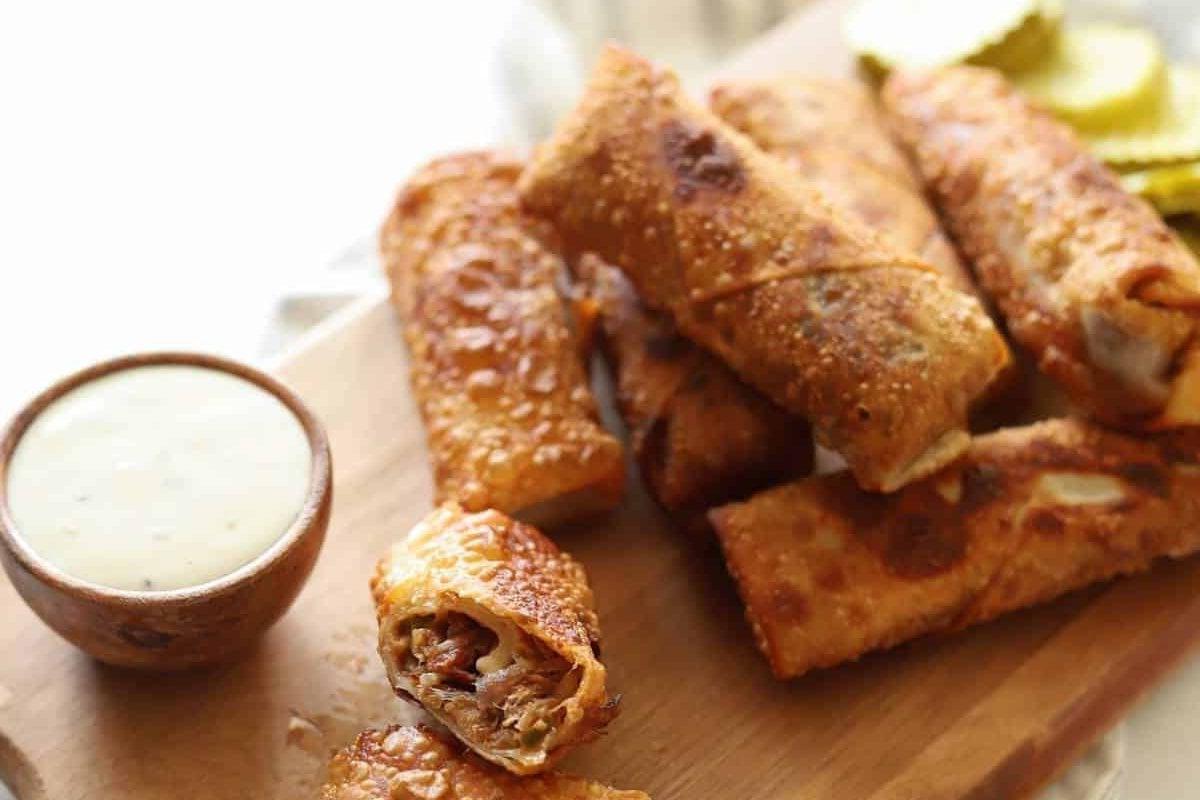 Απολαύστε ένα πιάτο με τηγανητά egg rolls με μια γευστική σάλτσα ντιπ.