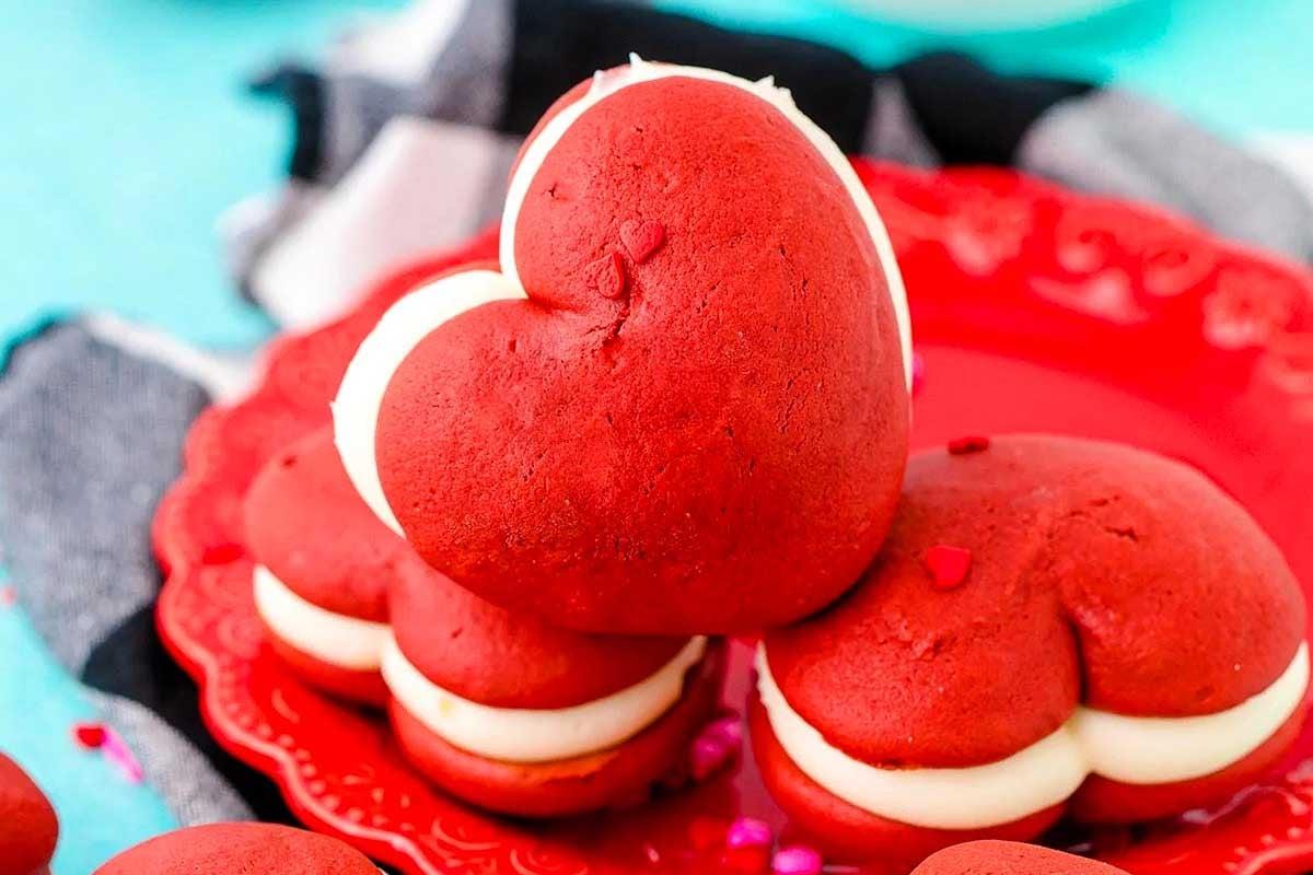 Καρδιόσχημα κόκκινα βελούδινα Whoopie Pies.
