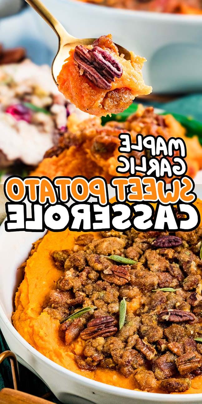 Κοντινό πλάνο κατσαρόλας γλυκοπατάτας με σιρόπι σφενδάμου και σκόρδο, γαρνιρισμένη με πεκάν και βότανα. Ένα κουτάλι αιχμαλωτίζει μια μπουκιά στο βάθος. Κείμενο: "Κατσαρόλα Γλυκοπατάτας με Σιρόπι Σφενδάμου & Σκόρδο".