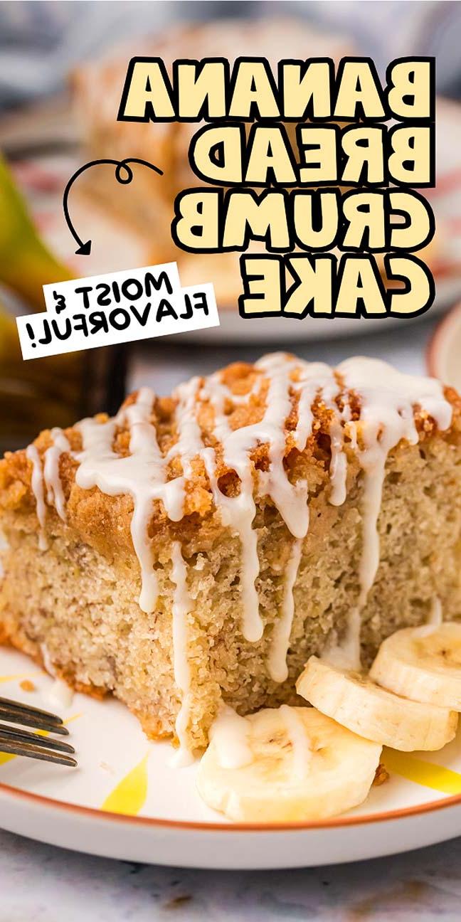 Δύο μικρά ποτήρια με κρέμα μπανάνας, σαν σφηνάκια, βρίσκονται σε ξύλινη επιφάνεια. Το ένα ποτήρι είναι γεμισμένο με λευκή κρέμα και γαρνιρισμένο με μια φέτα μπανάνας, ενώ το άλλο έχει πιο σκούρα στρώση. Τα χρώματα είναι ζεστά και η ατμόσφαιρα είναι φιλόξενη.