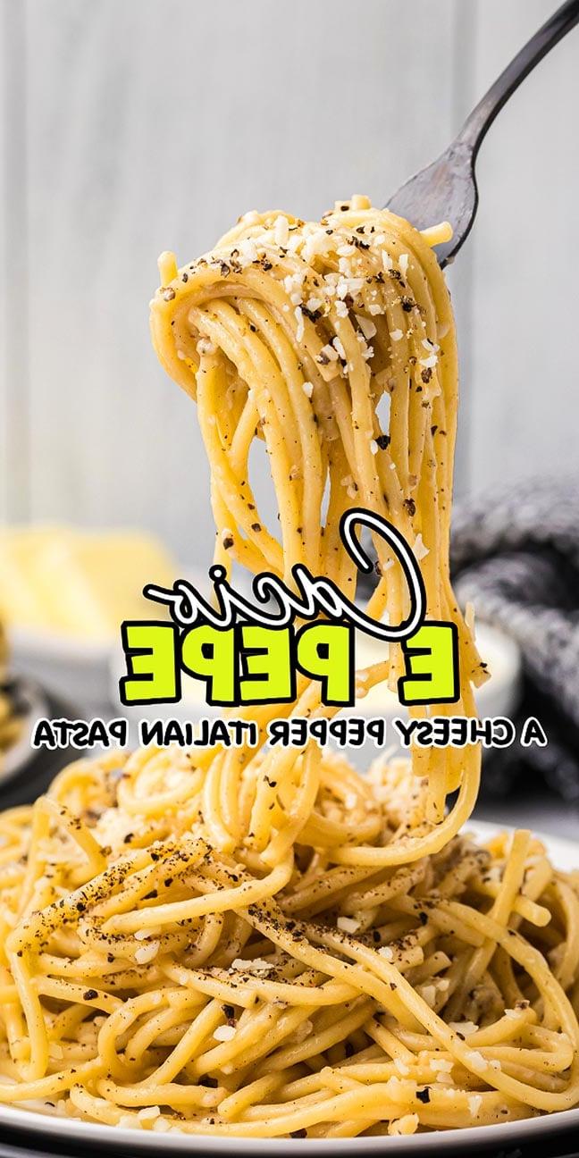 Πιρούνι που τυλίγει πάστα cacio e pepe, με τριμμένο τυρί και πιπέρι.
