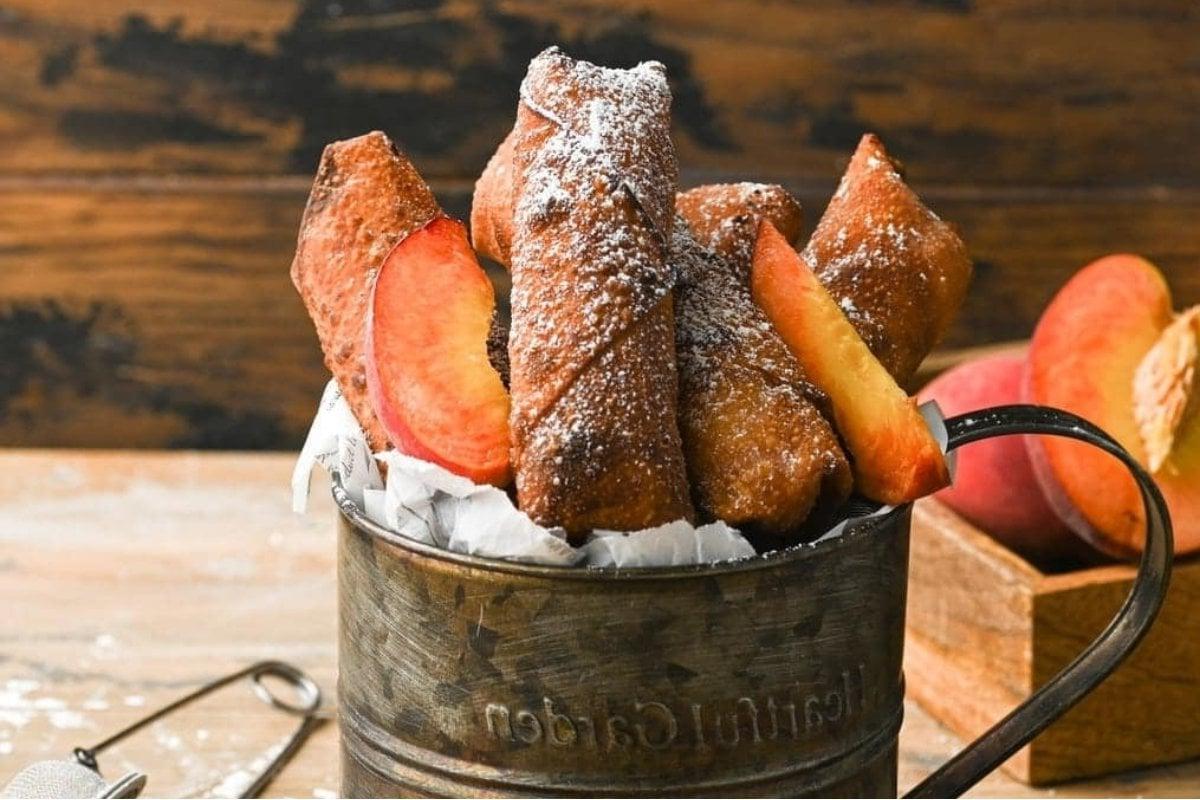 Ένα μπολ με νόστιμα τηγανητά eggrolls.