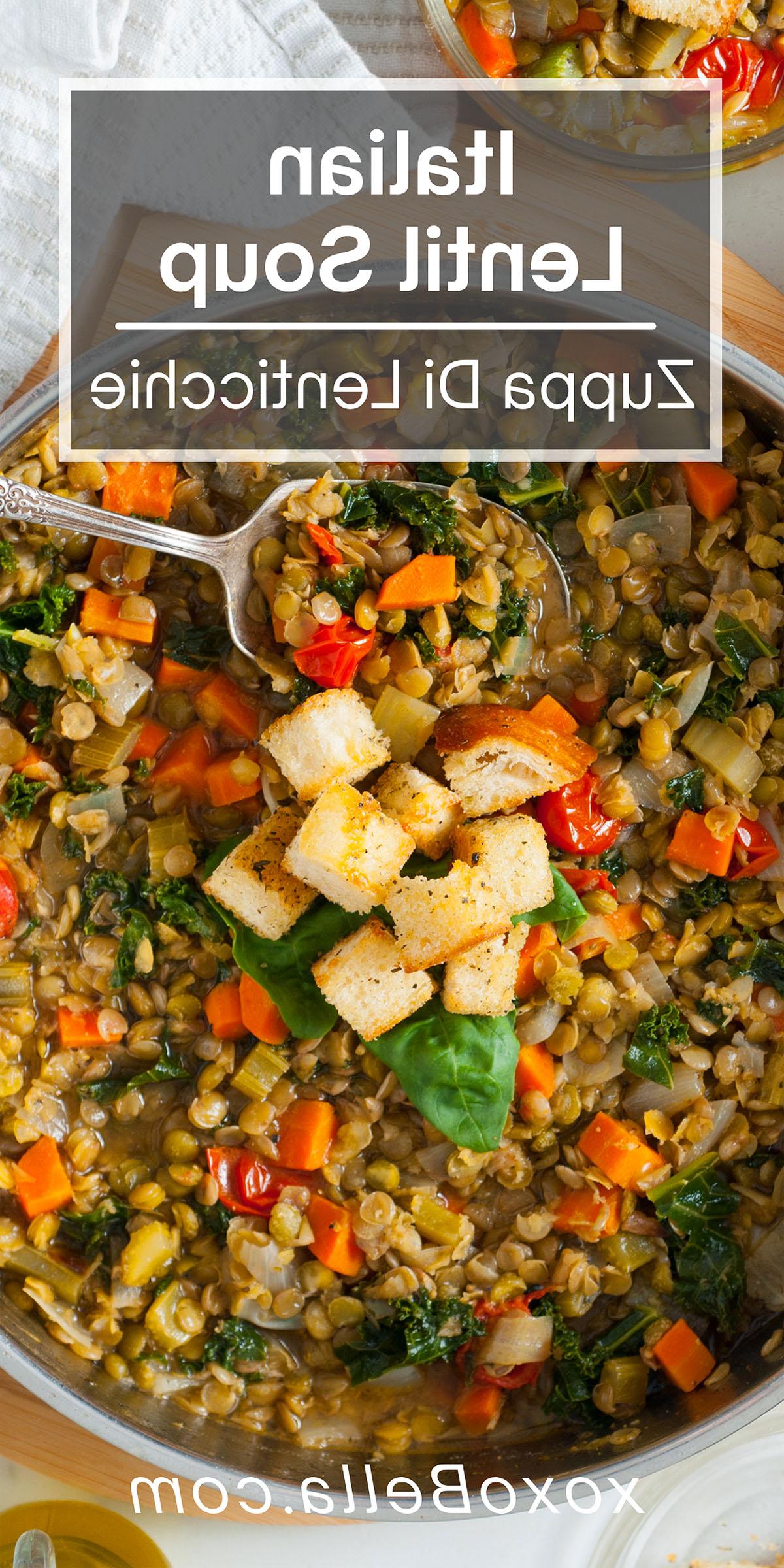Ένα μπολ με ιταλική σούπα φακής – Zuppa Di Lenticchie με φρέσκα λαχανικά, φυλλώδη χόρτα και κρουτόν στην κορυφή, ορατό από πάνω.